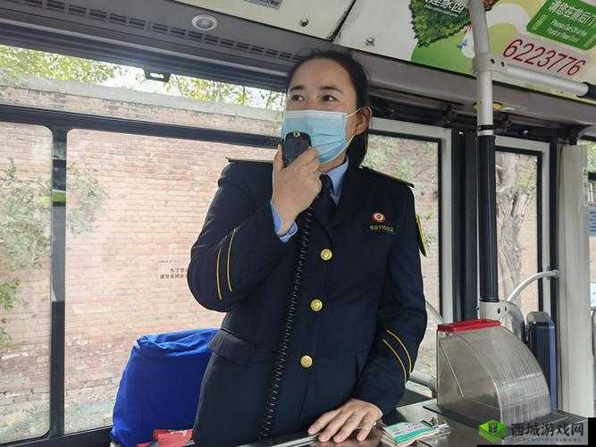 公交车售票员按尺寸大小:工作中的独特一幕