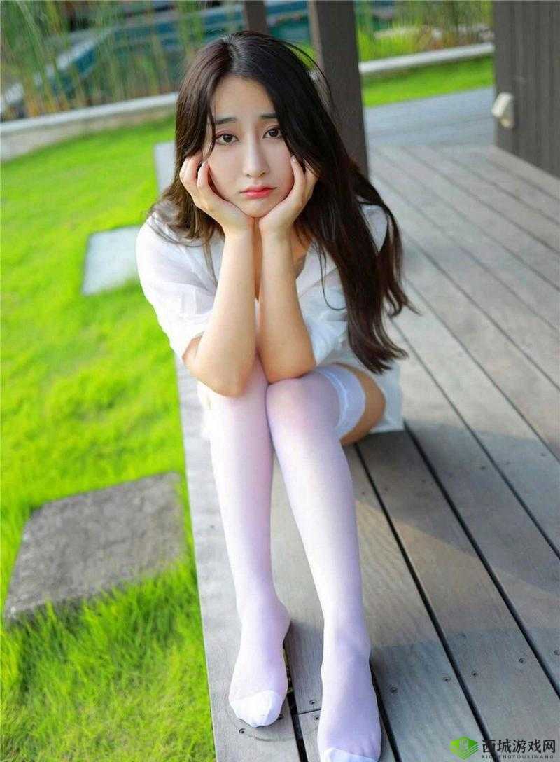 白丝校花：扒开美腿的秘密